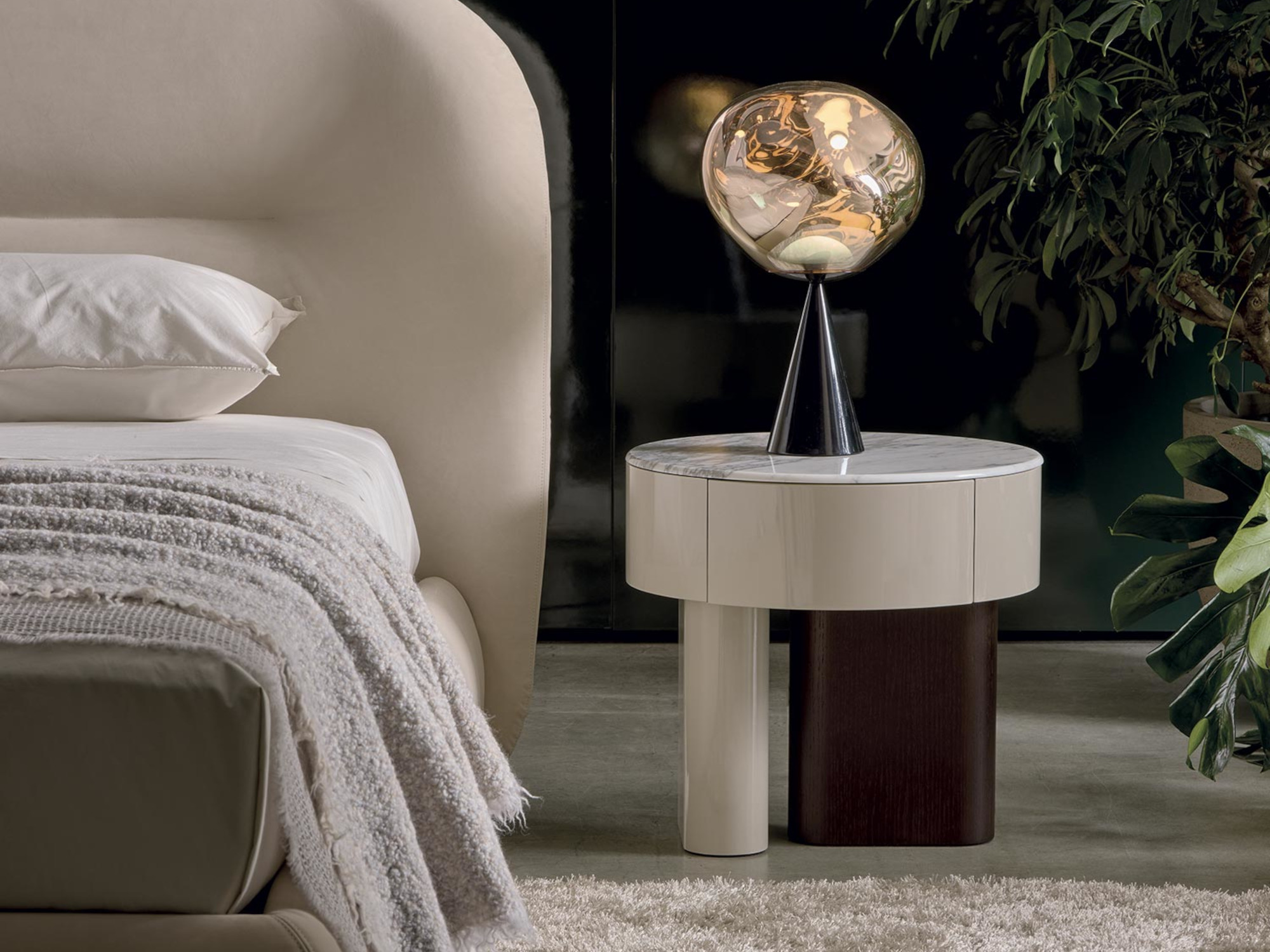 Comodini con top in marmo calacatta e base mdf beige Onno