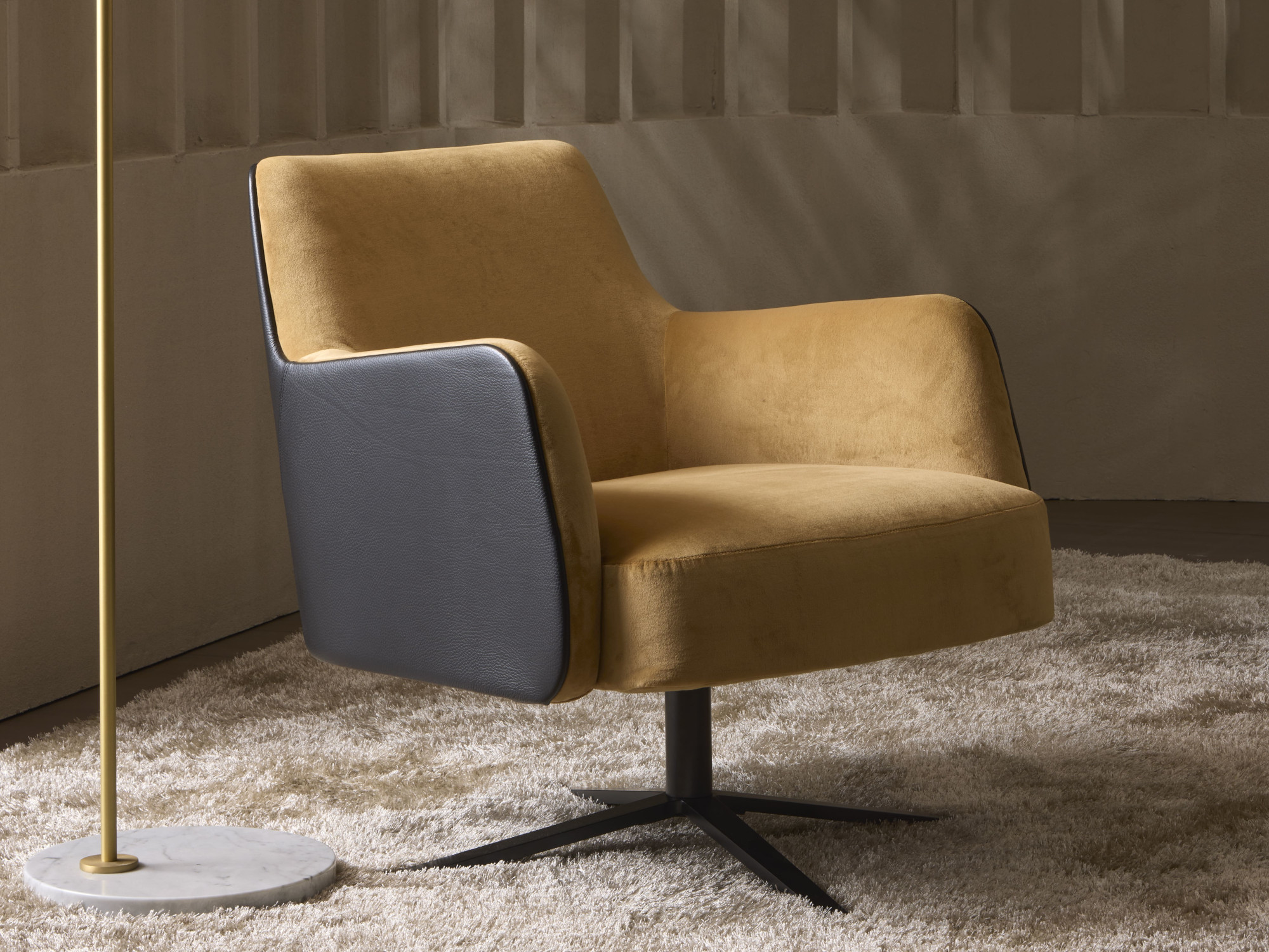 Poltrona con base metallo girevole pelle e velluto Clipper