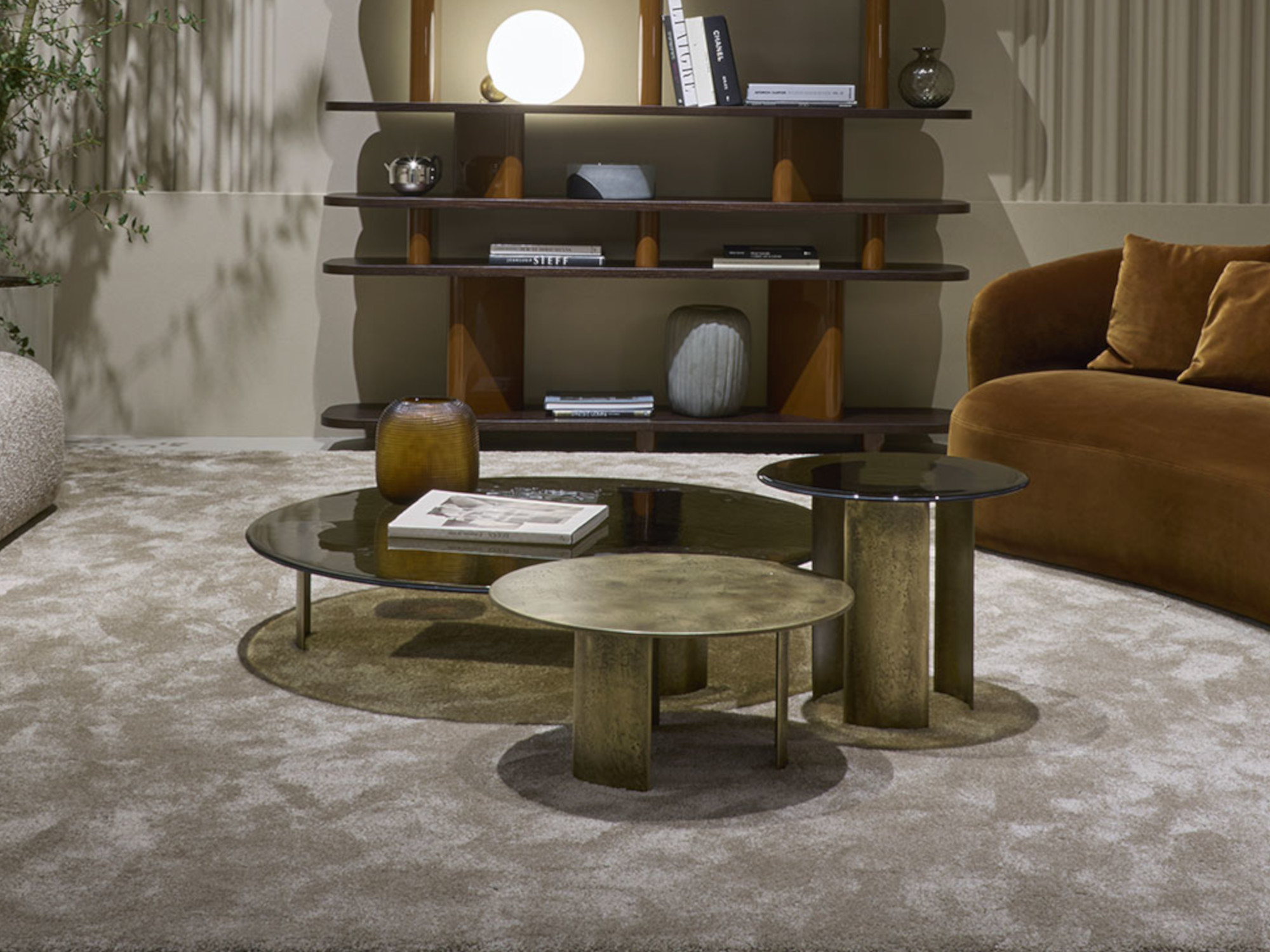 Set di tavolini eleganti con top vetro e base bronzo Leo