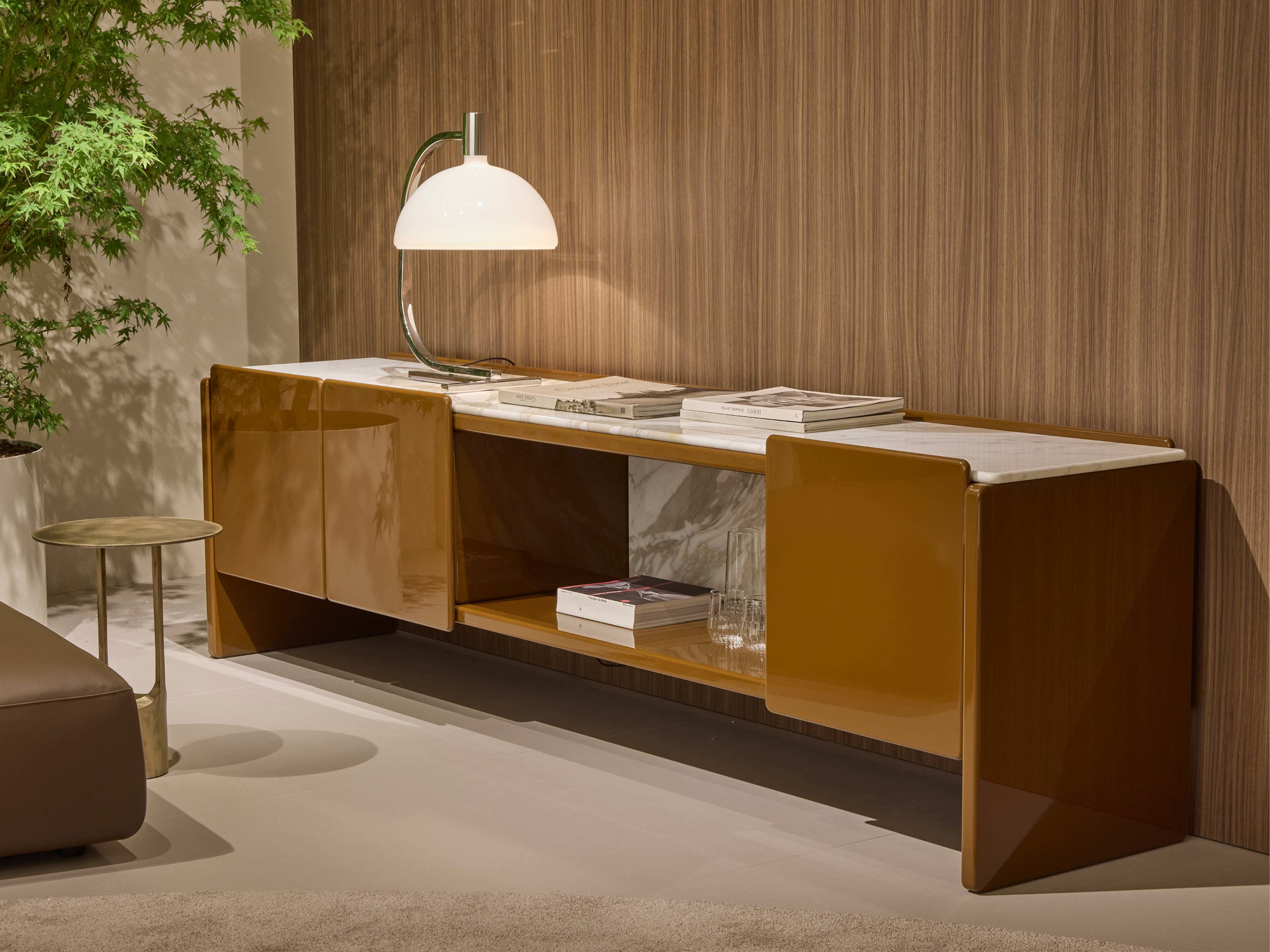 Mobile legno verniciato laccato noisette con top in marmo Pierre