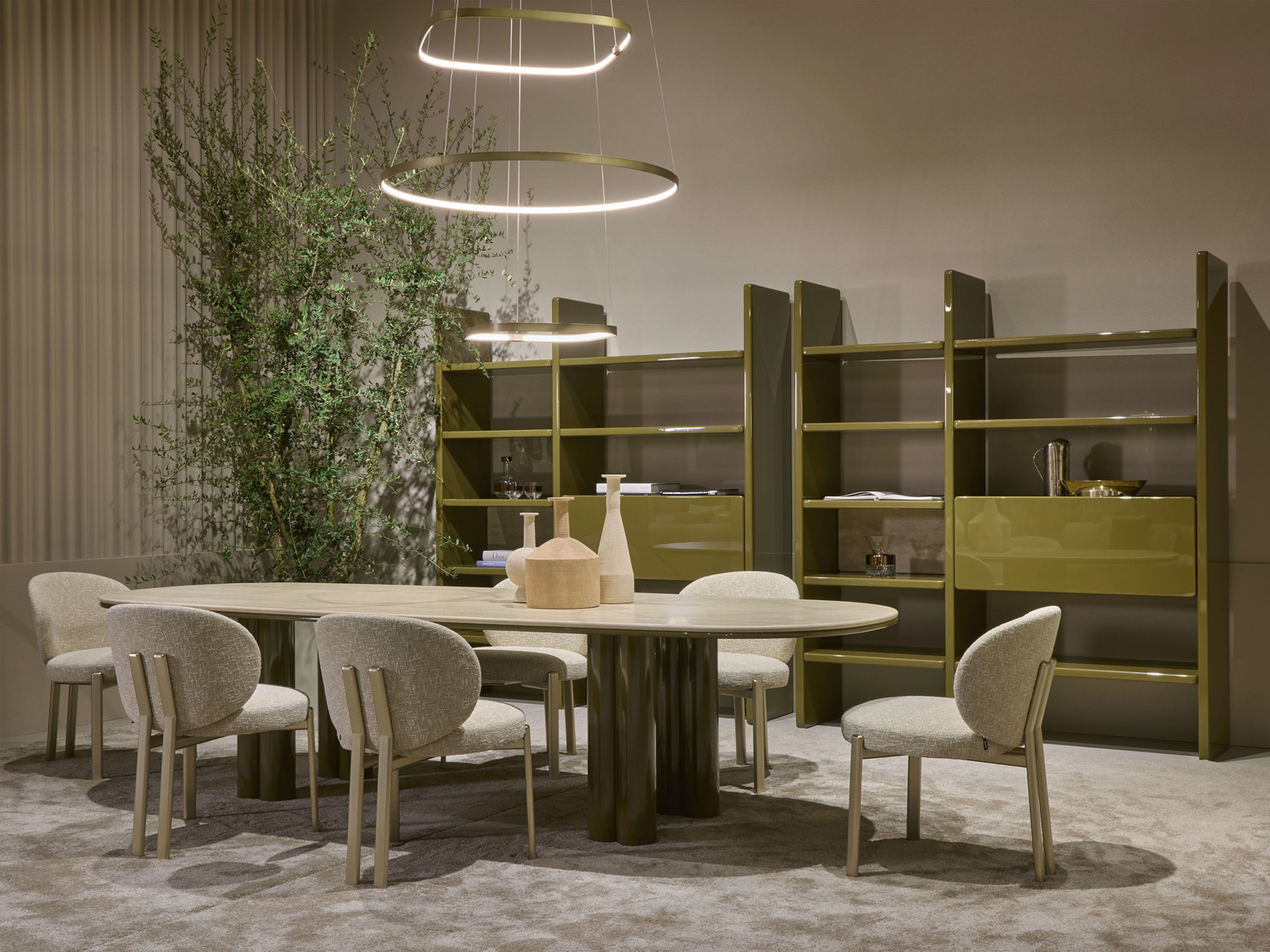 Libreria in legno verniciata laccata verde inserti in travertino Pierre