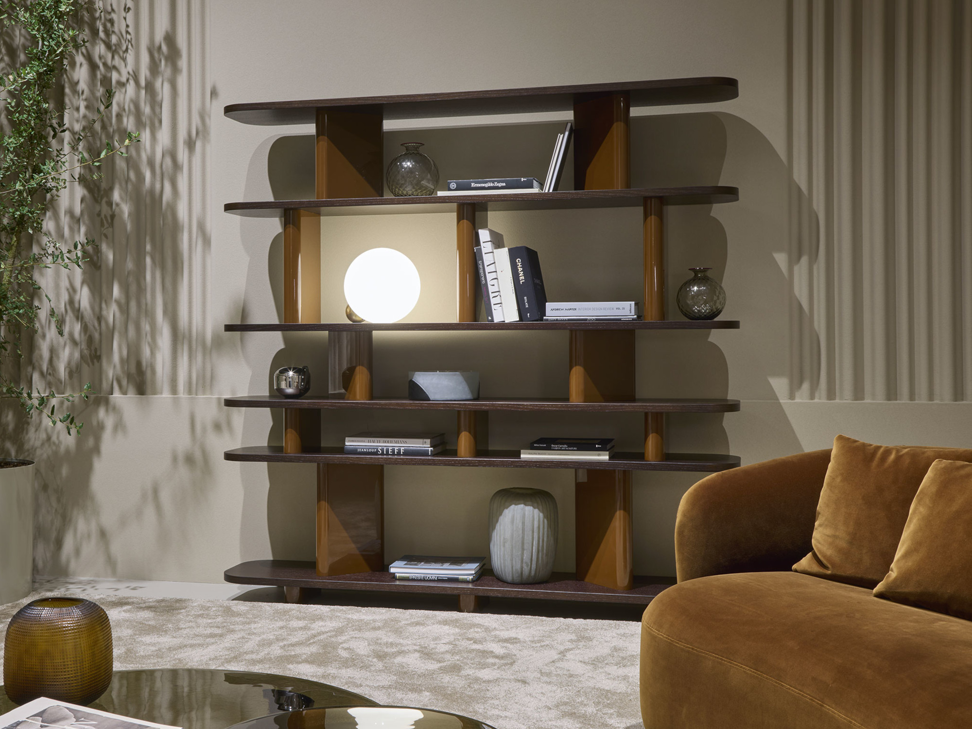 Libreria in legno con ripiani moka matt e struttura marrone Onno