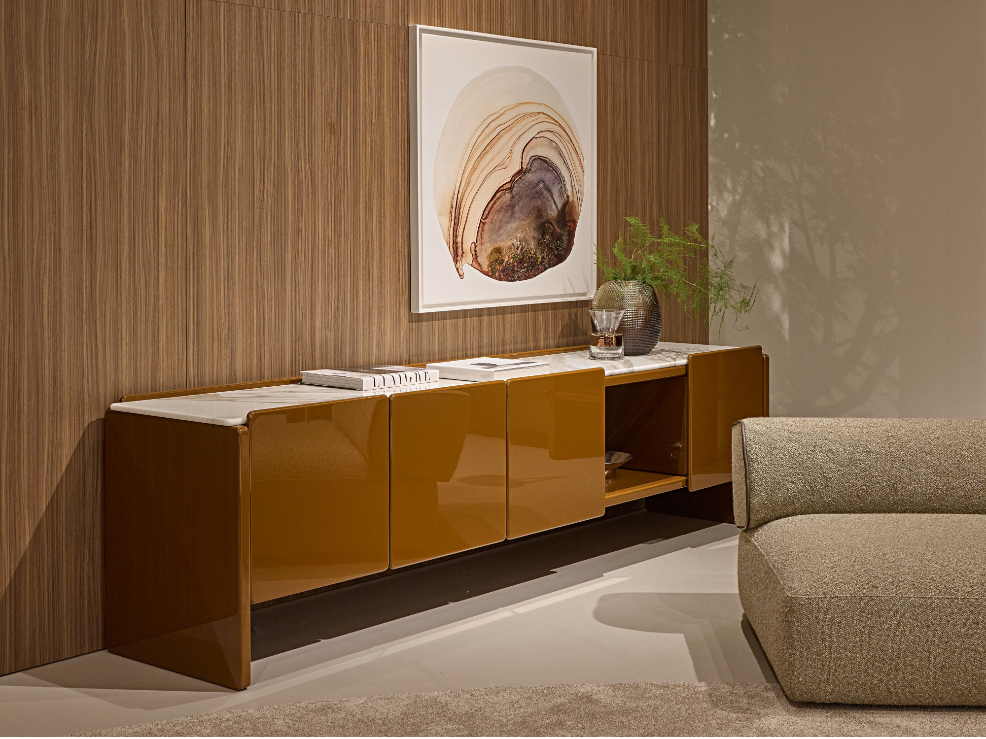 Mobile legno verniciato laccato noisette con top in marmo Pierre