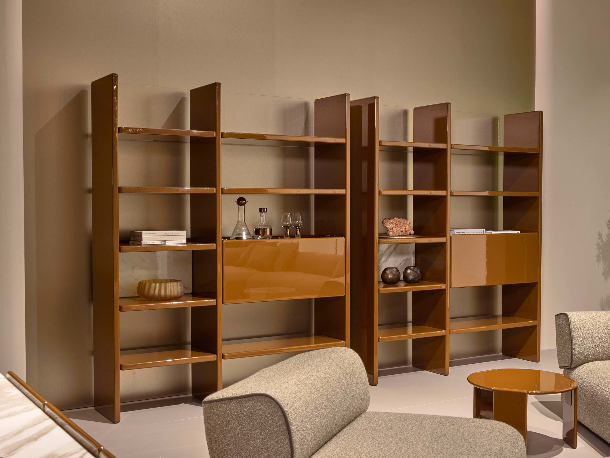 Libreria in legno verniciata laccata noisette inserti in calacatta Pierre