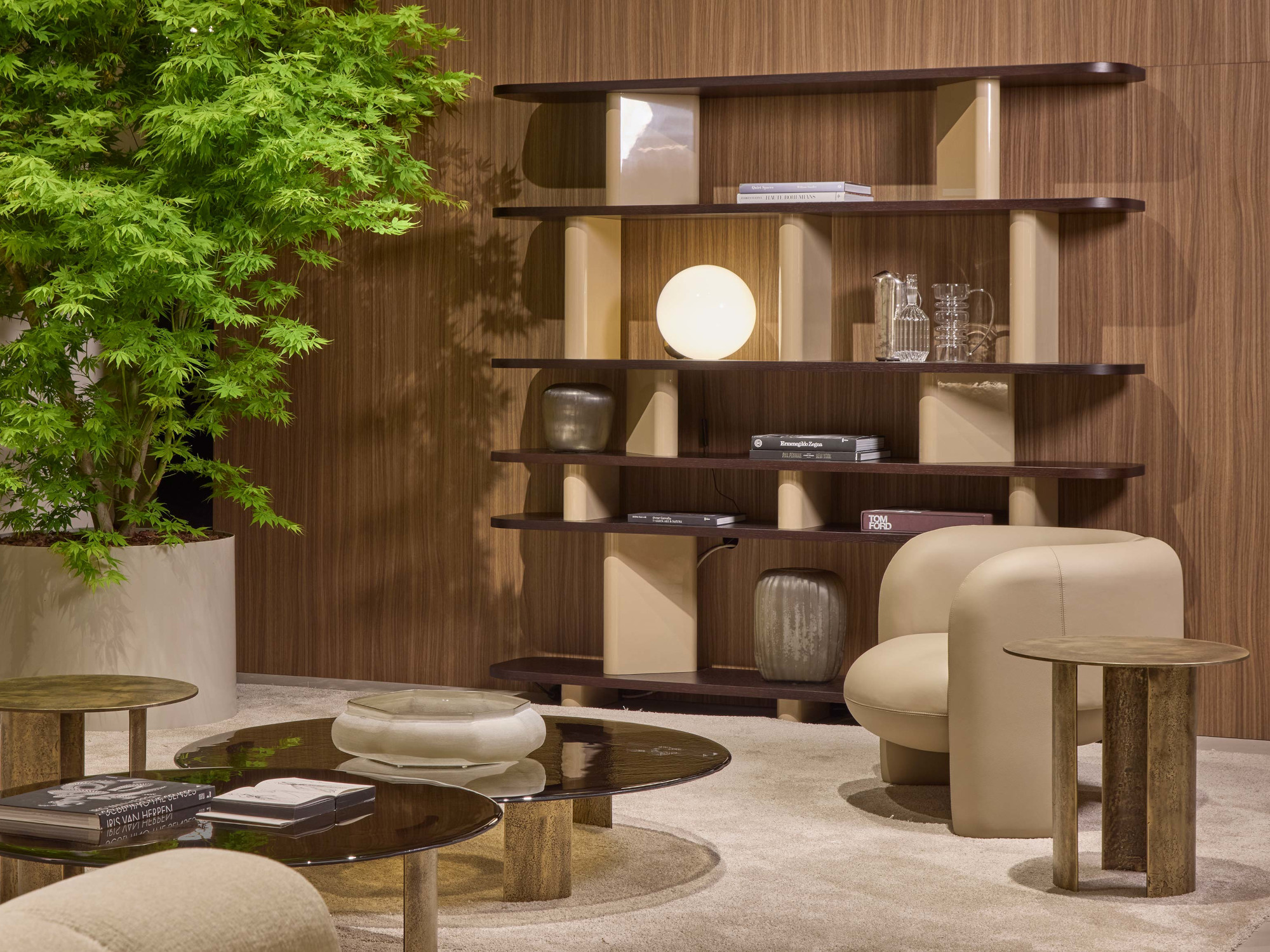 Libreria in legno con ripiani moka matt e struttura beige Onno