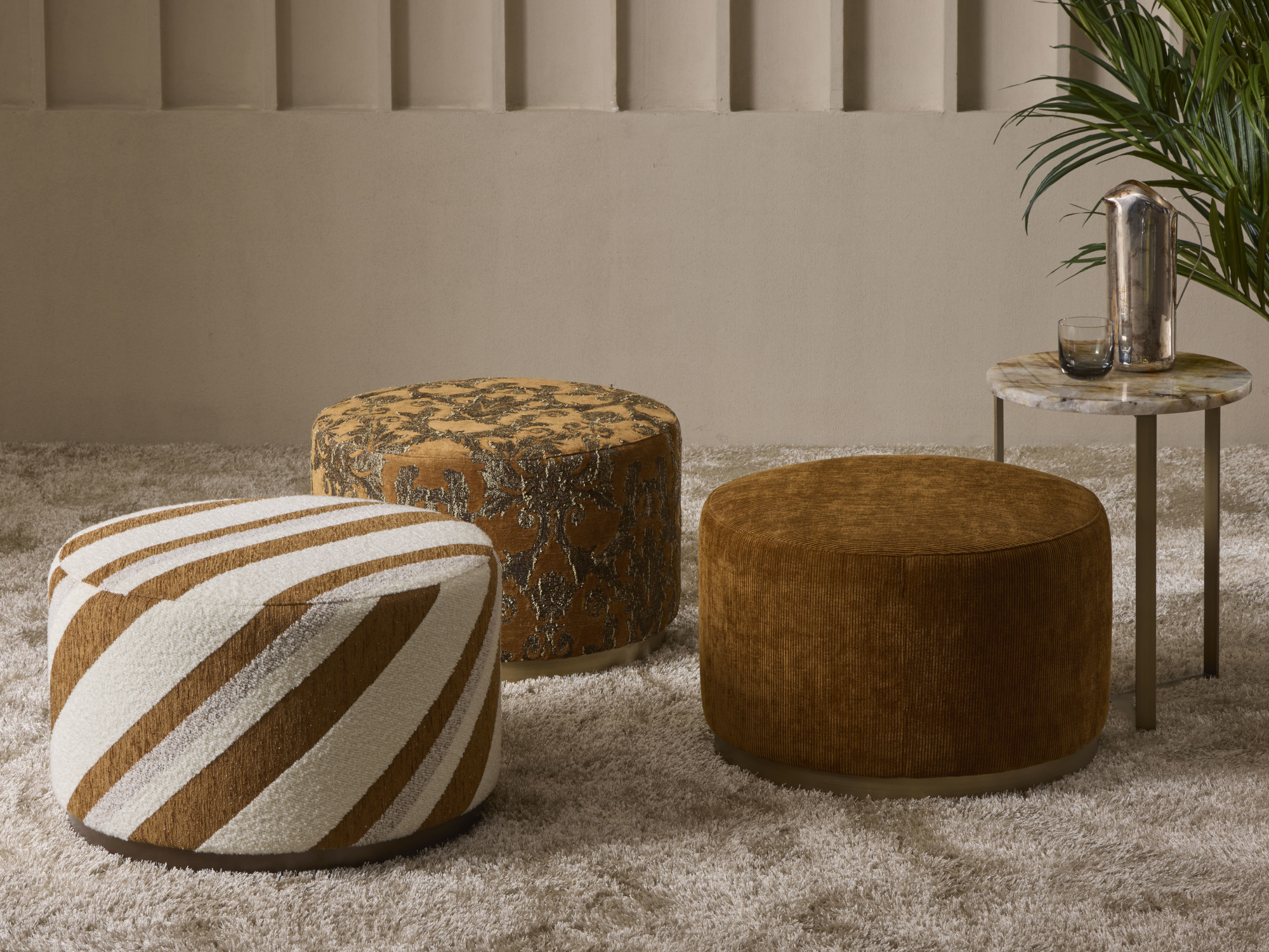 Pouf in tessuti esclusivi e base in metallo Moon