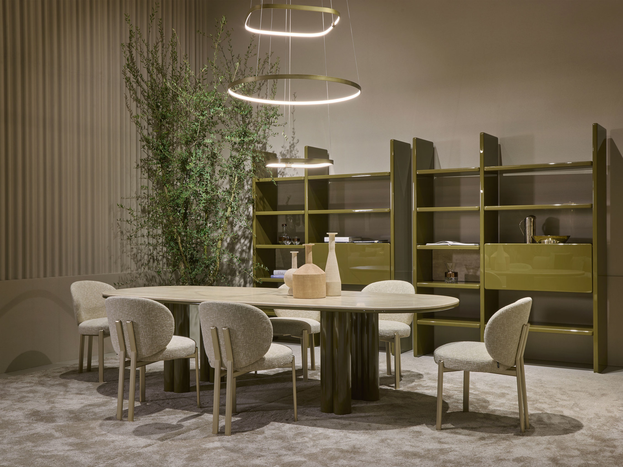Tavolo da pranzo con piano  in travertino e base lucida Simmy