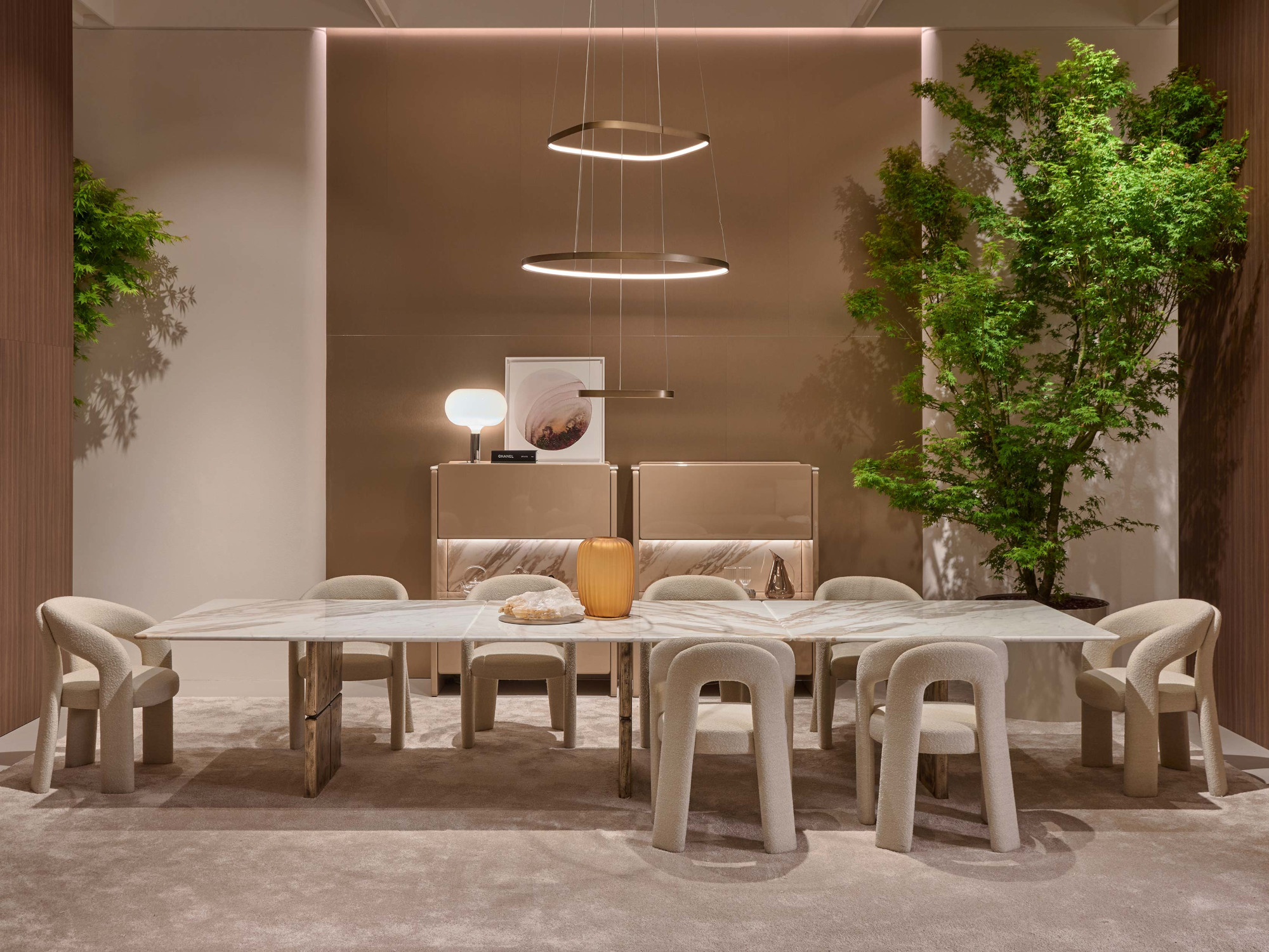 Tavolo da pranzo con piano in calacatta e base ottone fuso Barrio