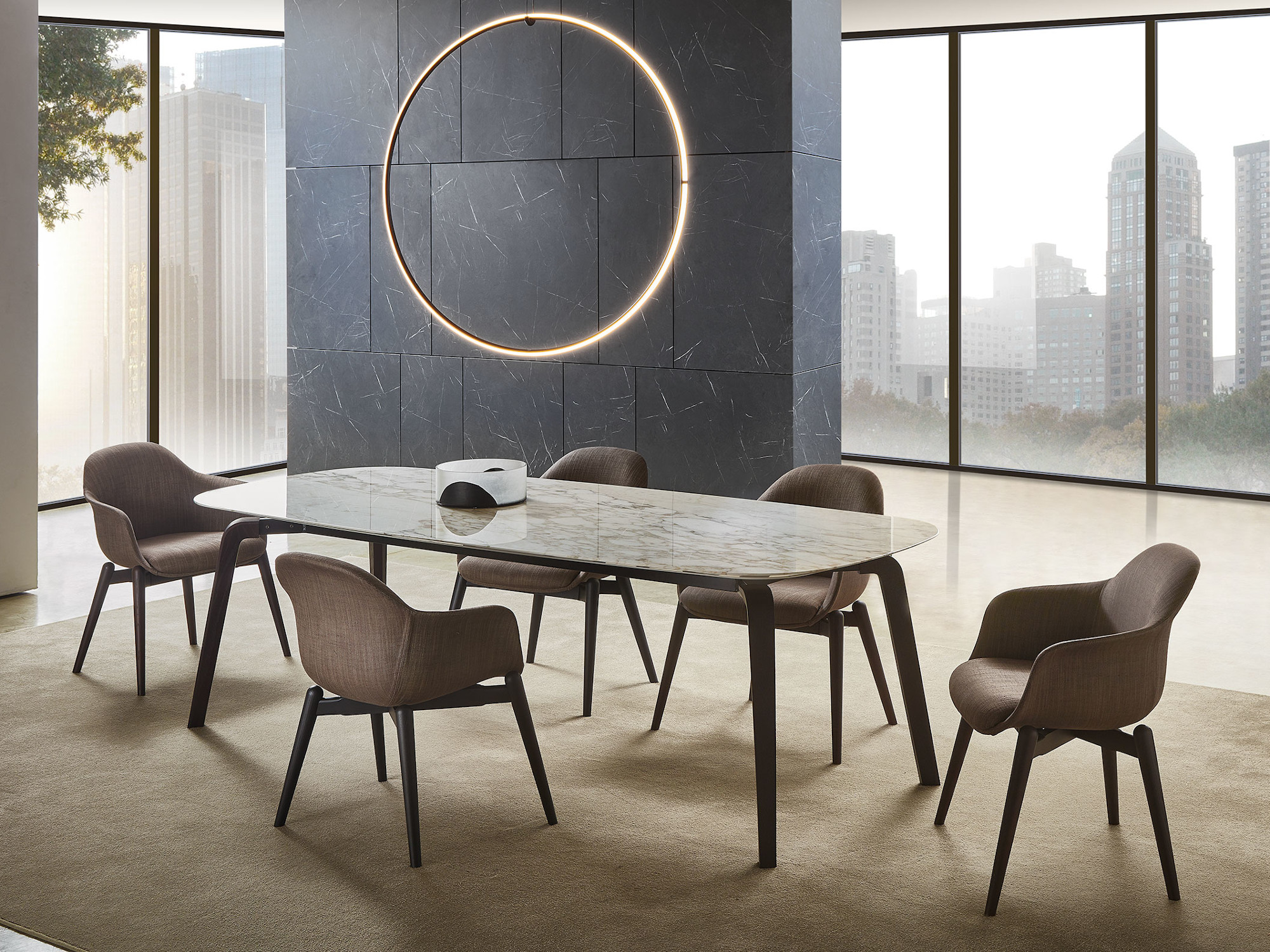 Tavolo da pranzo con piano in marmo calacatta e base legno Mike