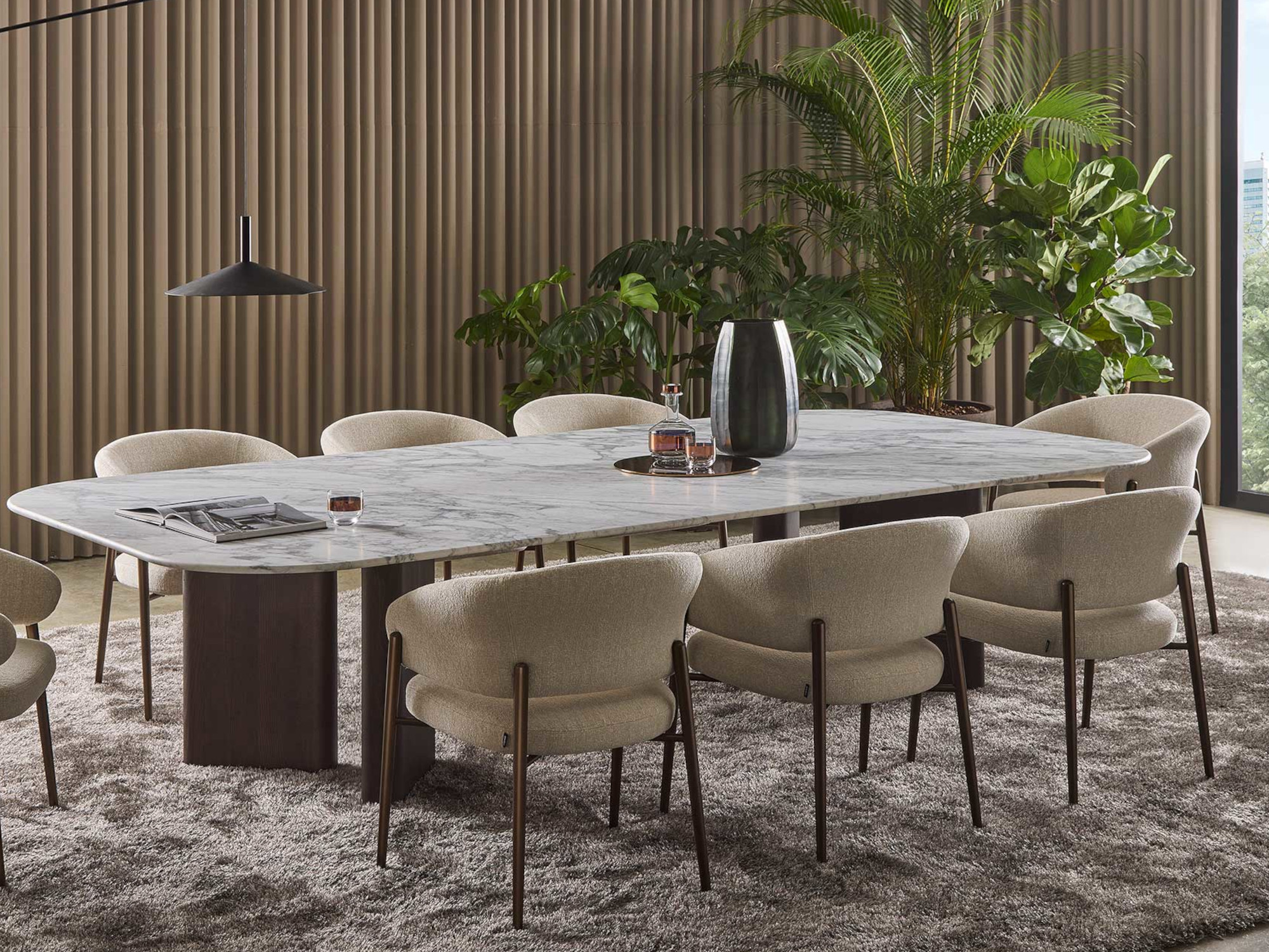 Poltroncina in tessuto e base anodyc bronze oro Linda