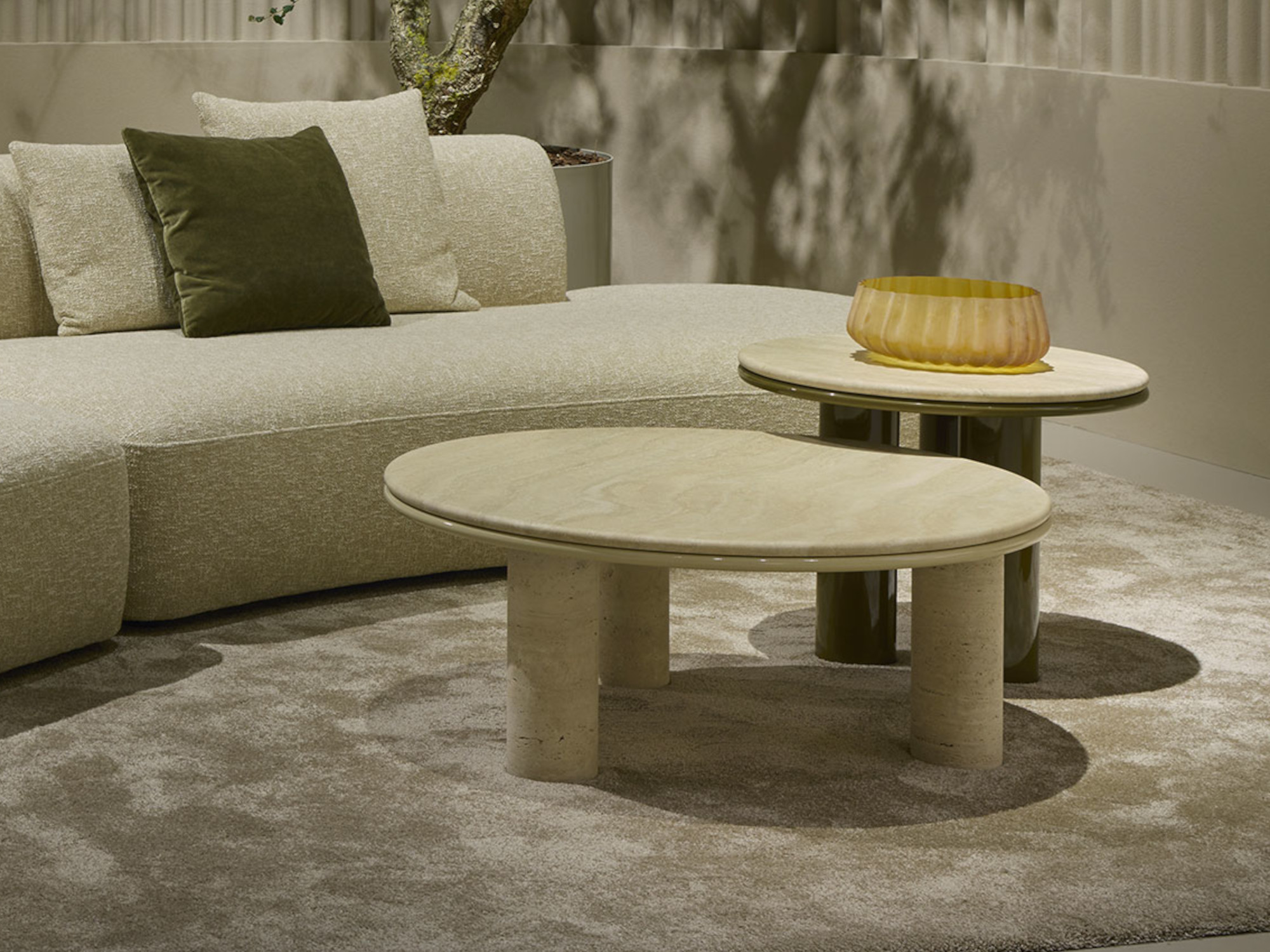 Tavolini con piano in travertino e base lucida Simmy