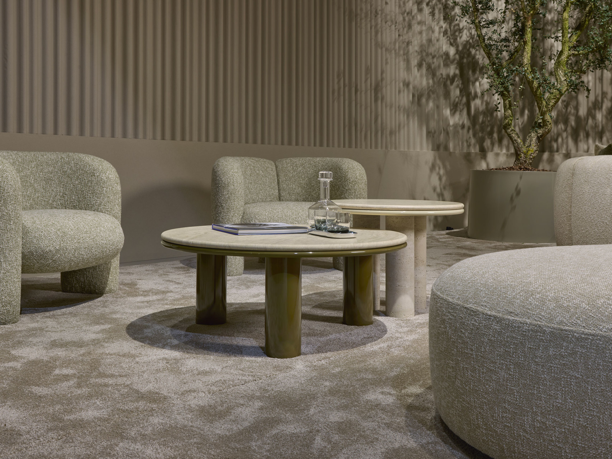Tavolini con piano in travertino e base lucida Simmy