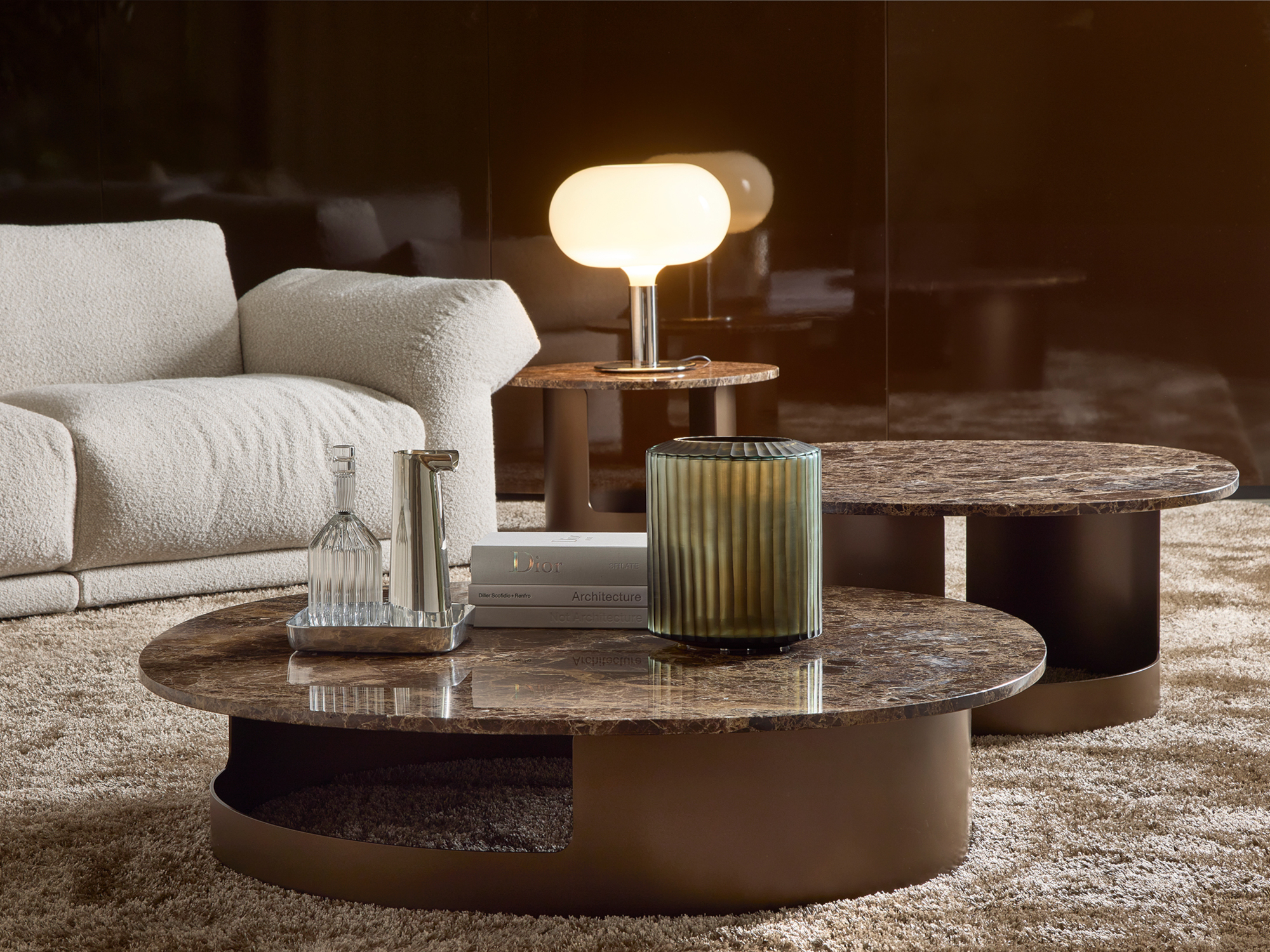 Tavolini con top in marmo emperador e base metallo Kofi