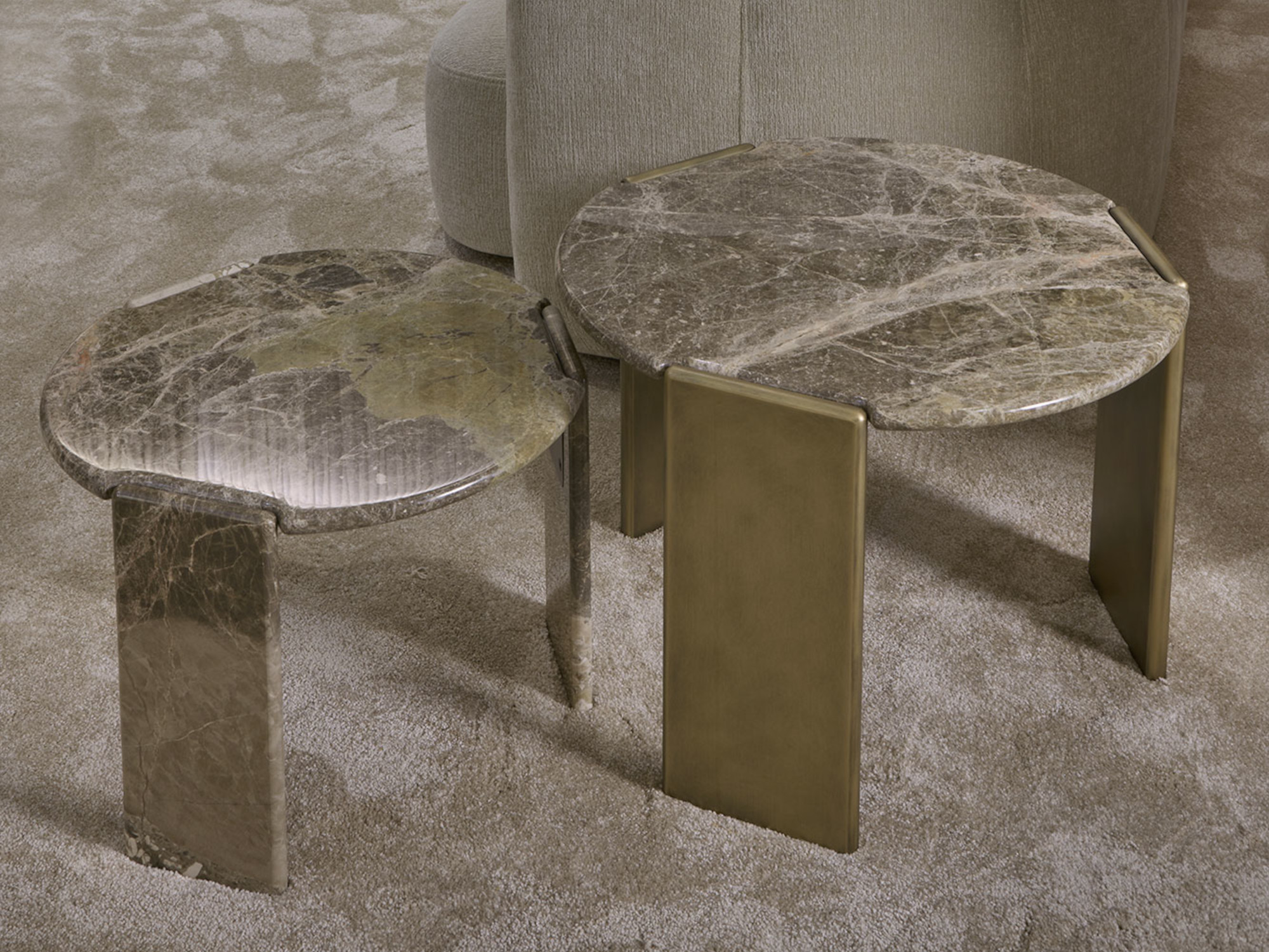 Set di tavolini con top perfetto brown e base oro Maya
