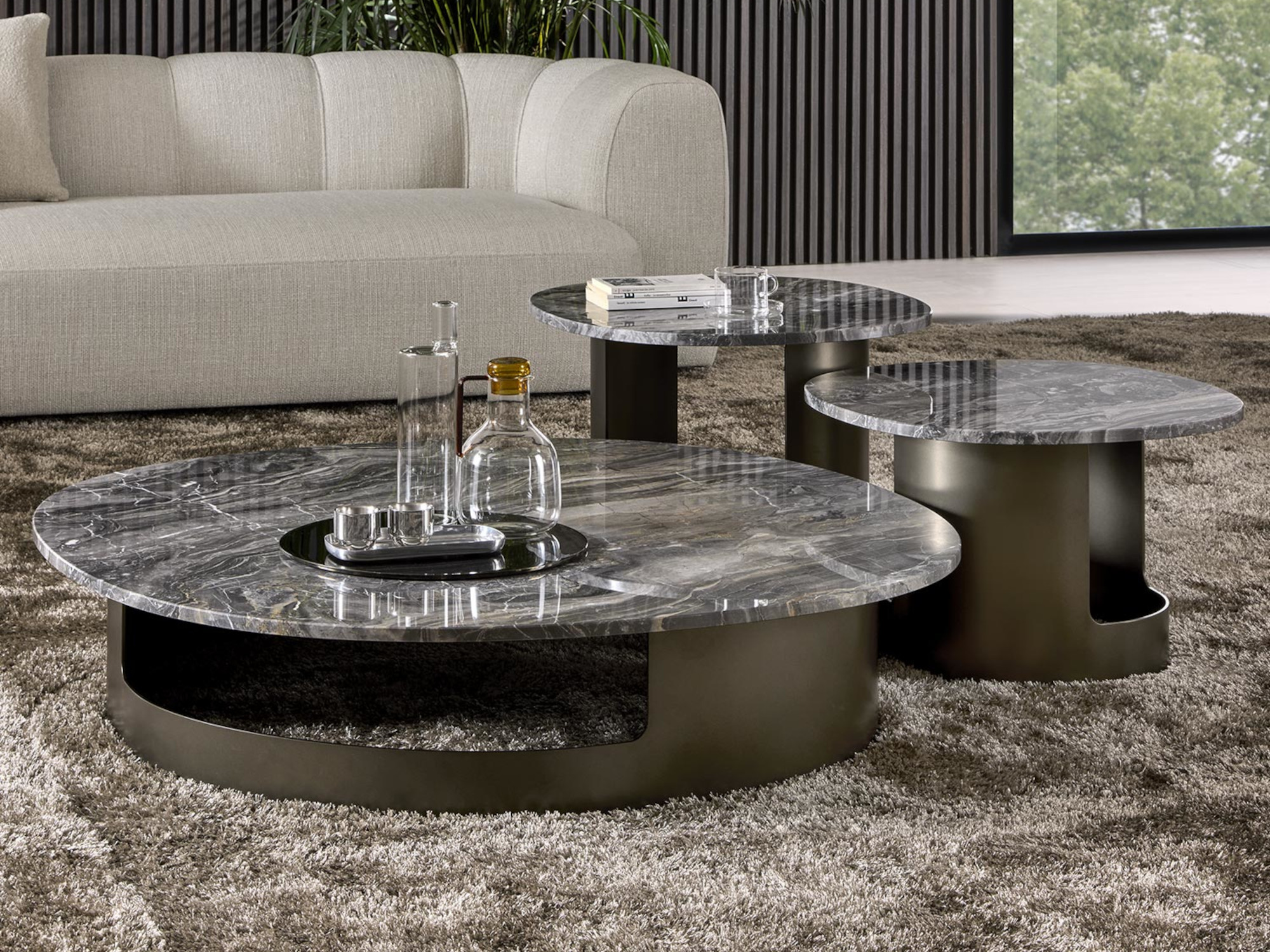 Tavolini con top in marmo orobico e base metallo Khofi