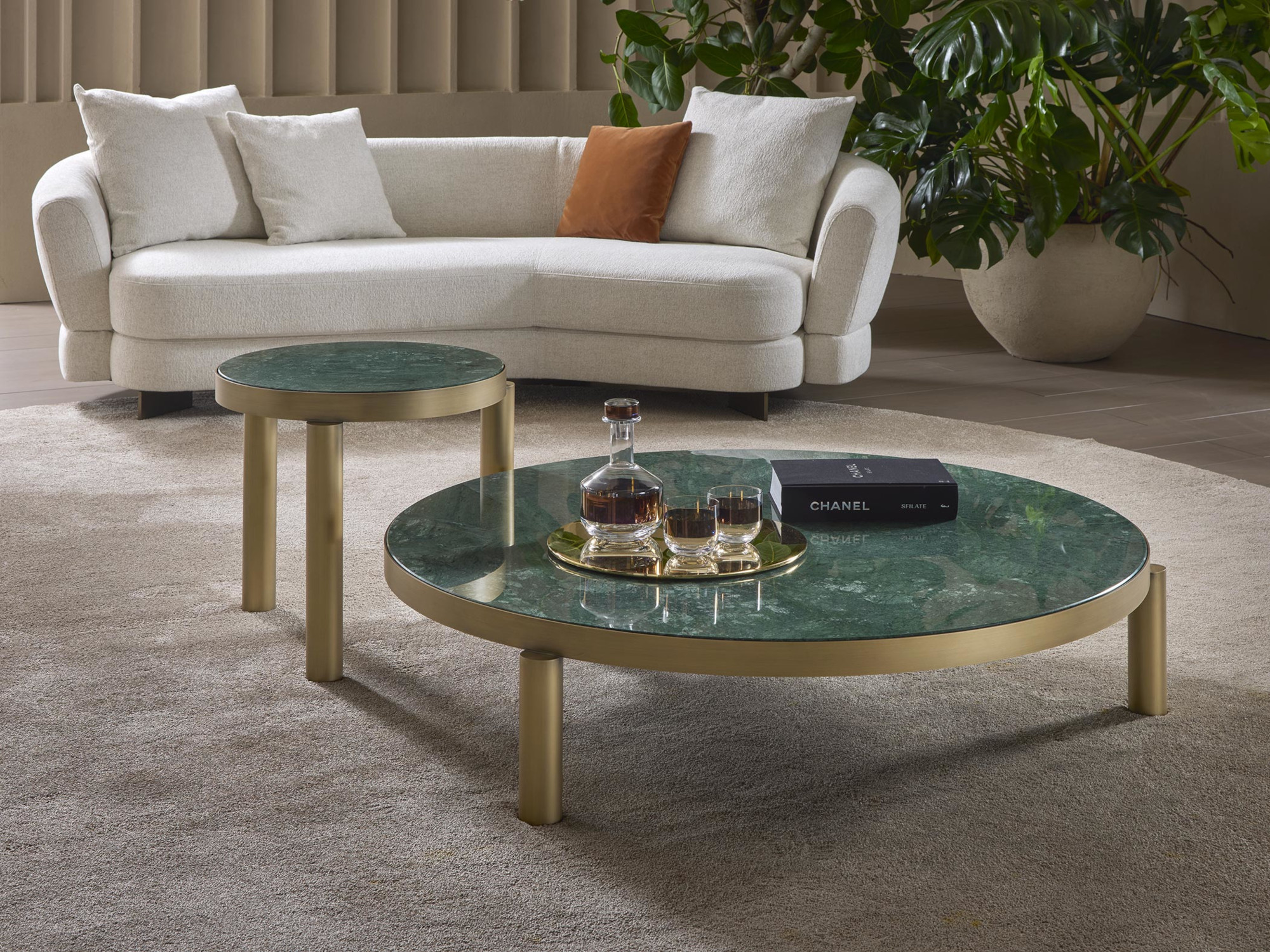 Set di tavolini con top in marmo guatemala green e base metallo Atene