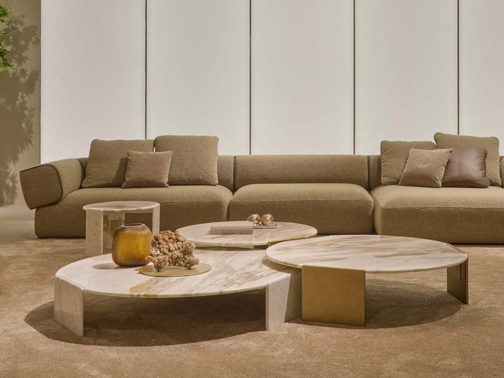 Set di tavolini con top calacatta lux e basi spazzolate Maya