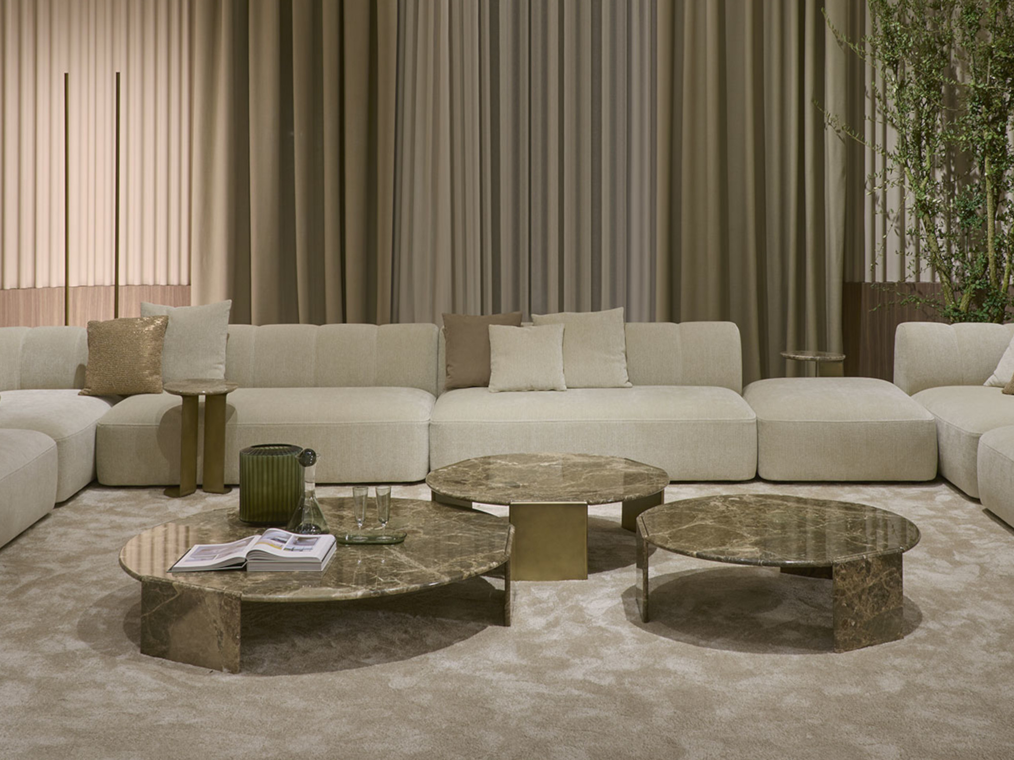 Set di tavolini con top e base in marmo perfetto brown Maya