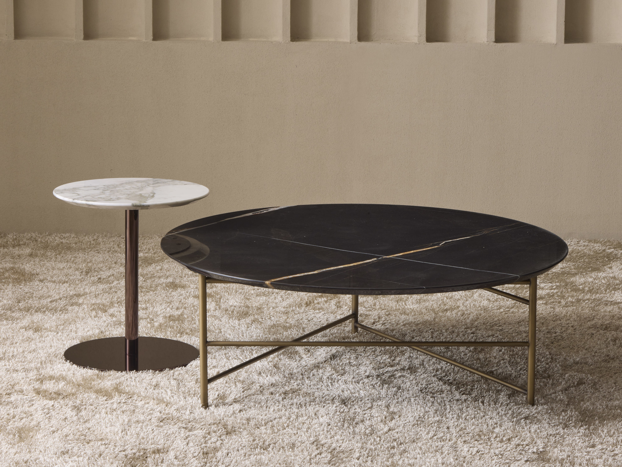 Tavolini con top in marmo e base metallo Break + Kyoto