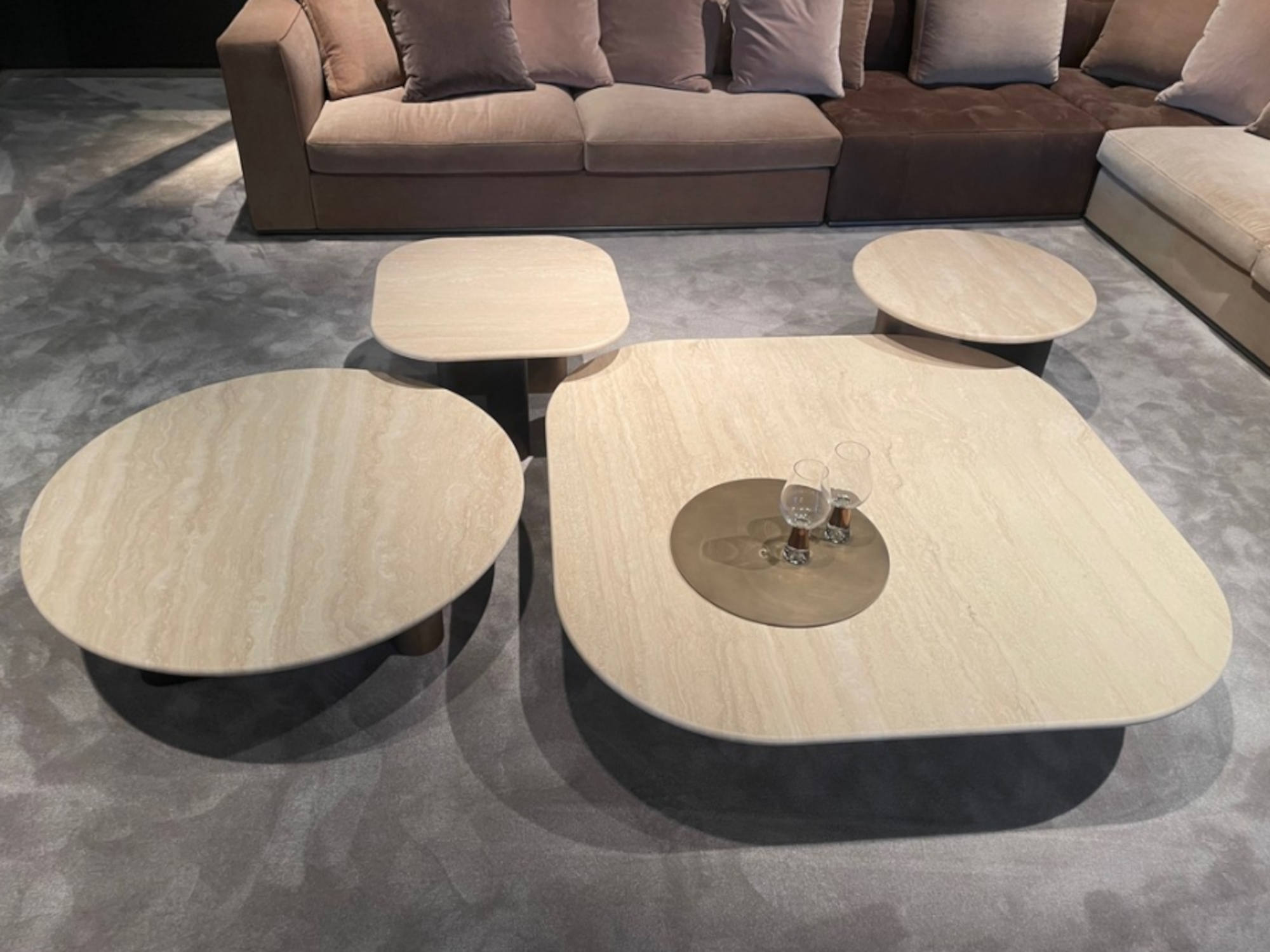 Set di tavolini con top in marmo travertino e base oro Onno