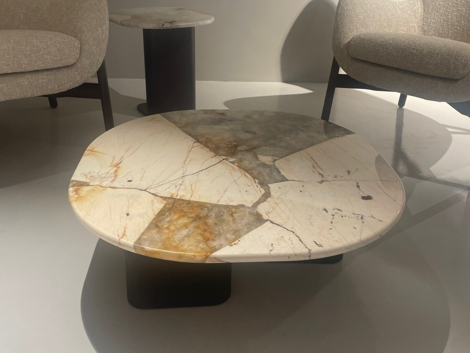 Tavolino con top in marmo patagonia e base legno Onno