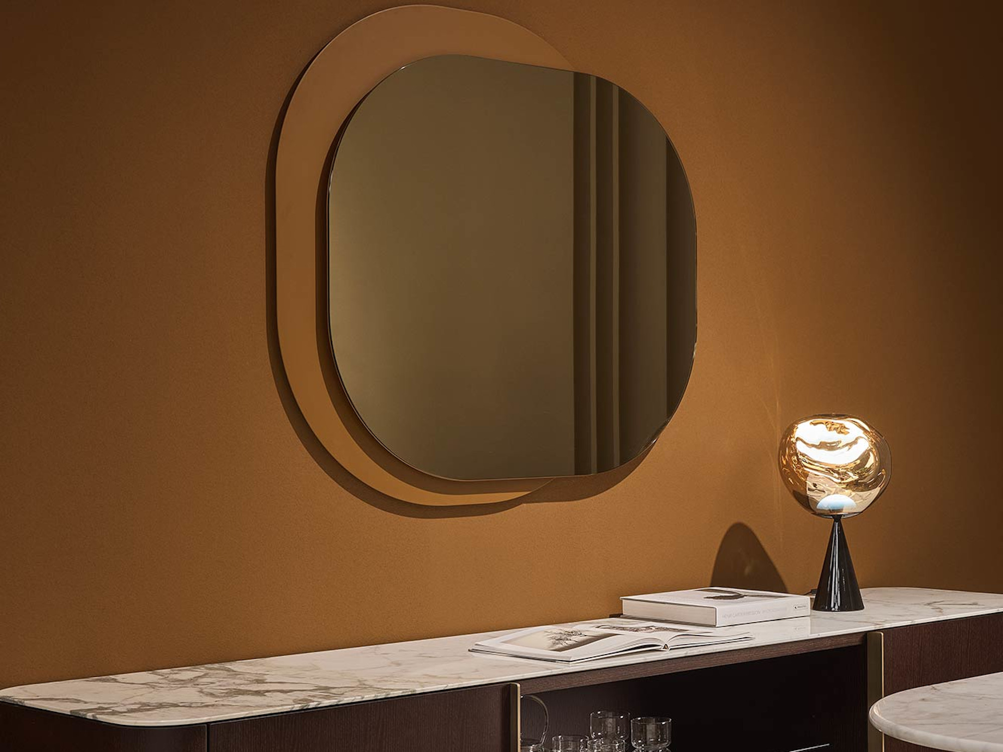 Specchio in legno tinto bruciato e vetro bronzato Theo